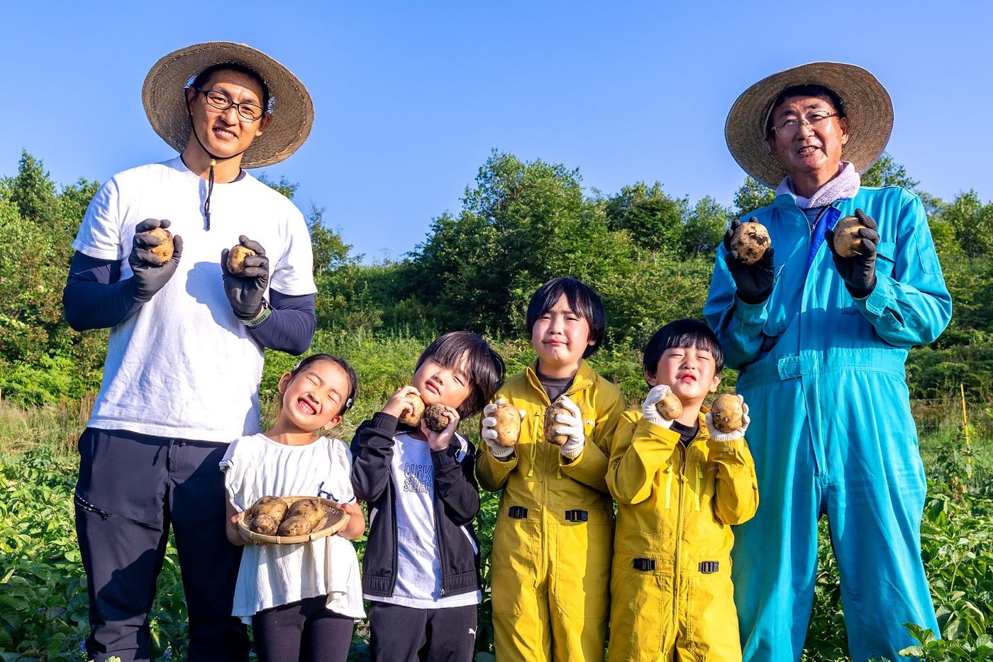 畑に集まったメンバーと家族